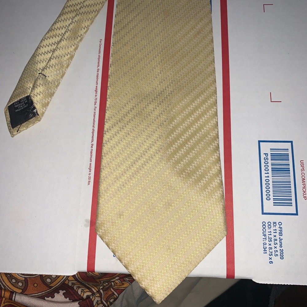 HUGO BOSS 100% SILK TIE PREOWNED. GOOD CONDITION